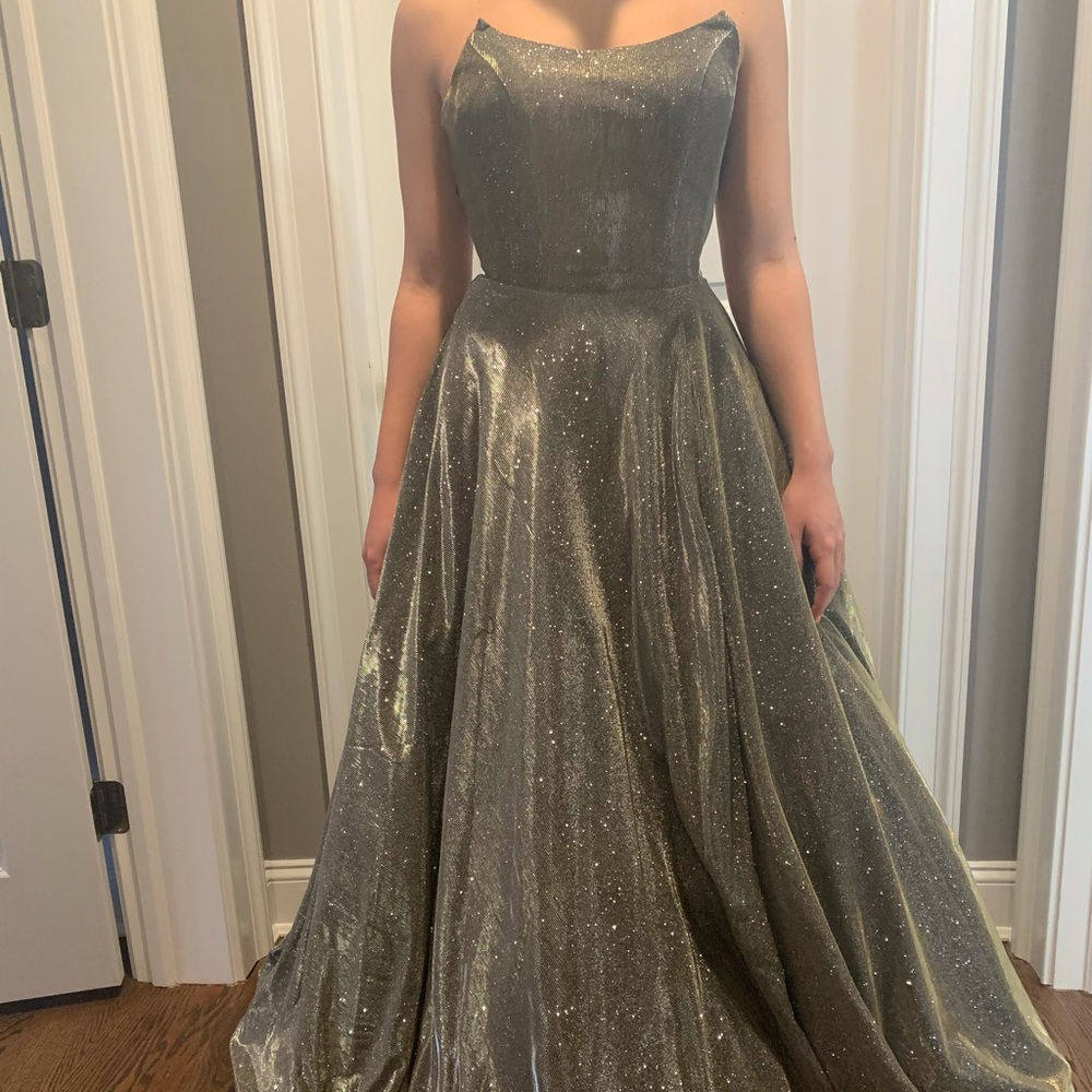 NEVER WORN PROM DRESS